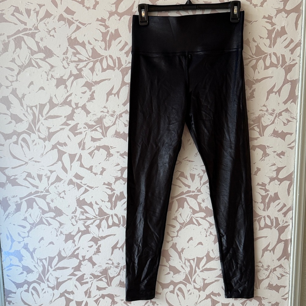 CARBON38 Black Legging in Takara Shine Size Medium Faux Leather - Picture 4 of 7